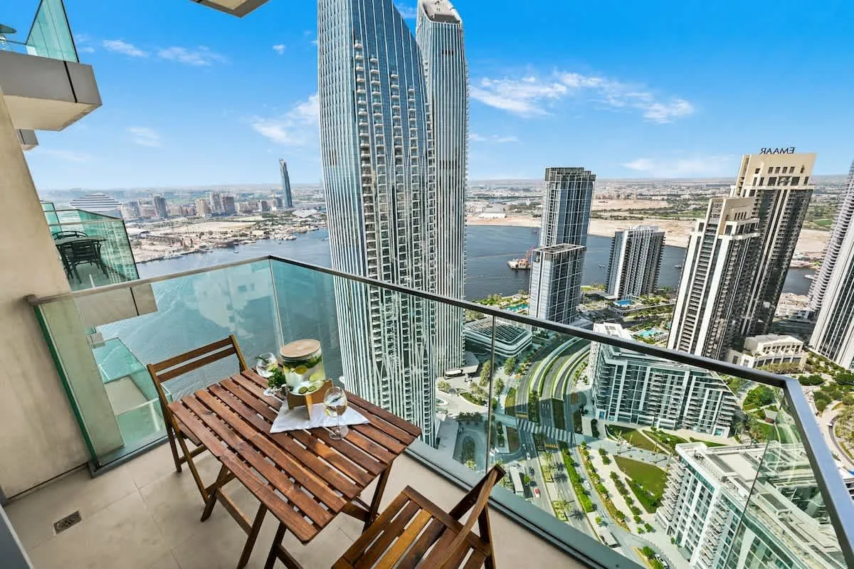 Балкон с видом на Dubai Creek Harbour