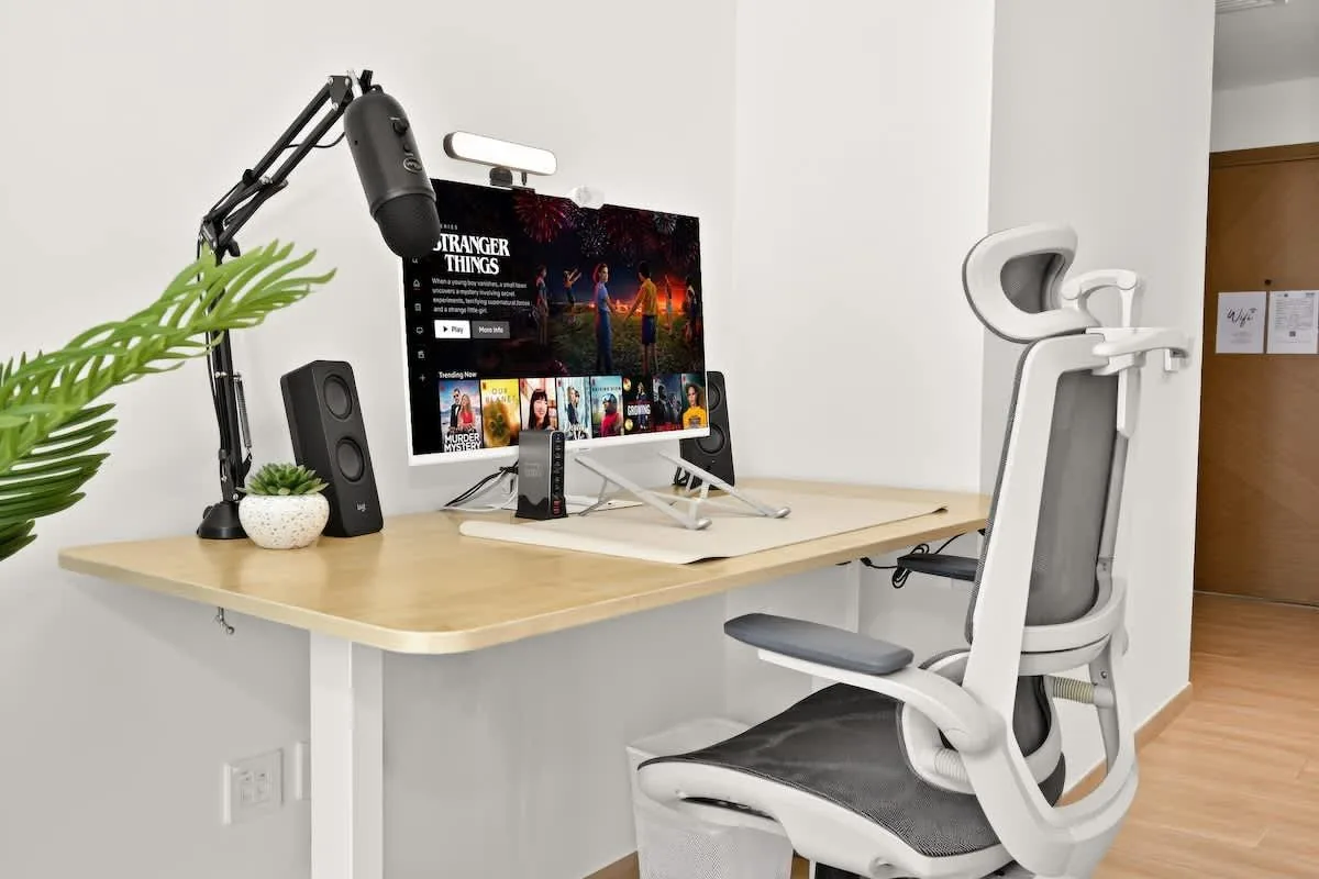 Рабочее место в апартаменте Desk & Rest: электрический стол, монитор, эргономичное кресло